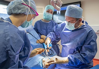 Les chirurgiens du centre SOS Pied Cheville au bloc opératoire