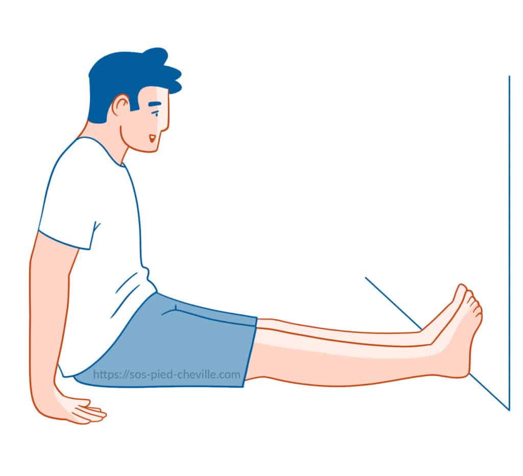 Homme assis jambes tendues poussant son pied contre un appui vertical pour contracter le muscle du mollet
